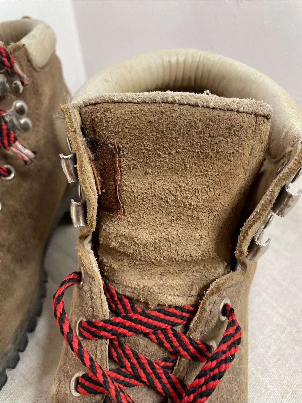 Vintage Vasque Brown Leather Mountaineering Hiking Boots - Vibram Sole - Picture 10 of 13